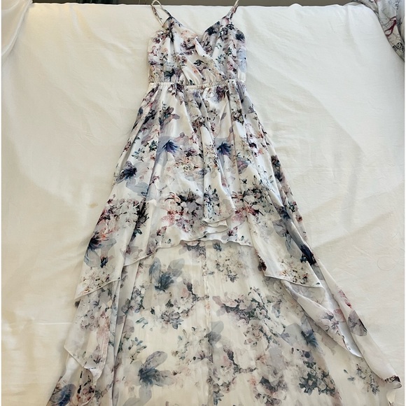 Show me your MuMu floral print size L waist band stretches. Straps adjust - Picture 8 of 13